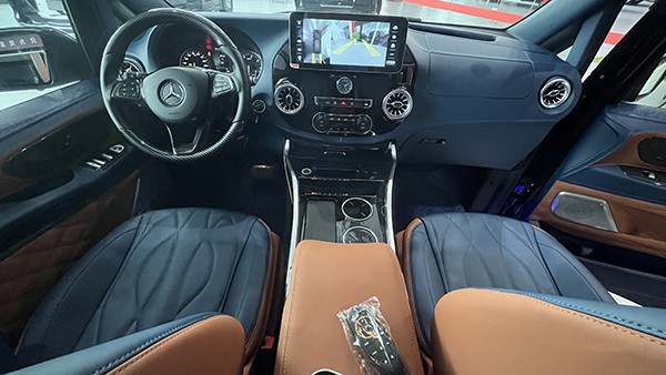 New Mercedes-Benz VS680L flat-top commercial vehicle center console