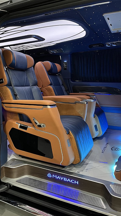 The new Mercedes-Benz VS680L flat-top commercial vehicle middle row VIP seats and roof lights