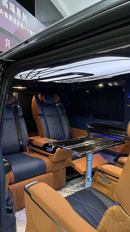 State-level battleship ceiling lights on the top of the new Mercedes-Benz VS680L flat-top commercial vehicle plus a starry sky top