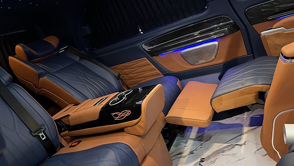 The second row of the new Mercedes-Benz VS680L flat-top commercial vehicle is rotated and the third row can be used for face-to-face office work